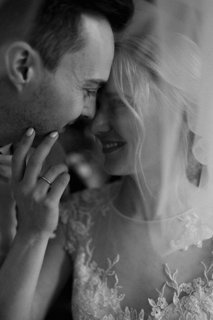 Intimer Moment zwischen Braut und Bräutigam bei einer Hochzeit im Saarland, emotionales schwarz-weiß Hochzeitsfoto, fotografiert von einem Hochzeitsfotografen aus dem Saarland.